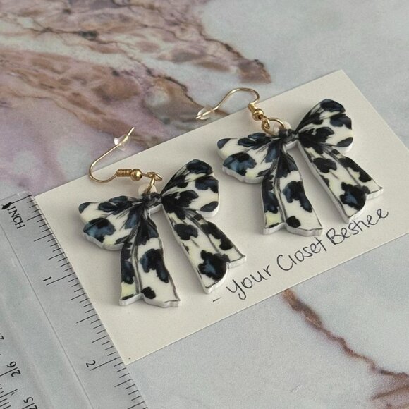 Black & white cow print bow Coquette Style Trendy Earrings - Picture 2 of 4